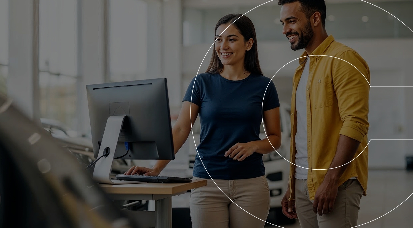 Homem segurando contrato e um celular